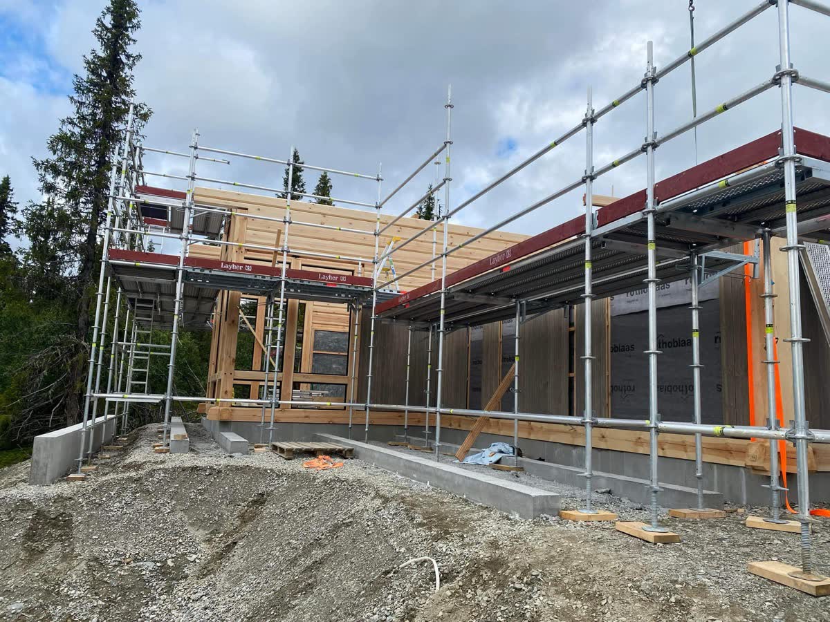 Rammestillas rundt et hyttebygg under oppføring